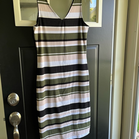 Striped Sleeveless Mid-length Dress - Picture 3 of 11